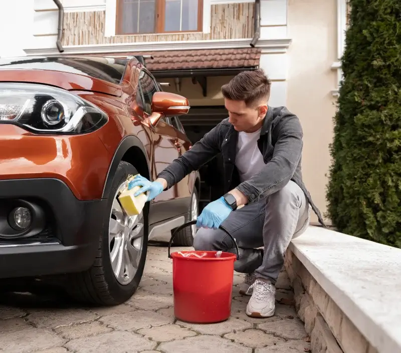 Lavage auto à domicile Schweighouse-sur-Moder : professionnel intervenant sur un véhicule
